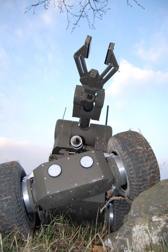 Zdjęcie archiwalne: robot PIAP IBIS podczas I Nocy Robotów PIAP, 21 maja 2010 r. To wcześniejszy model, nie TARANTULA prezentowana w 2026 r.